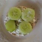 Rijstwafel met cottage cheese en komkommer