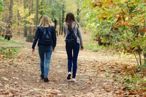 wandelen in het bos om beter te slapen